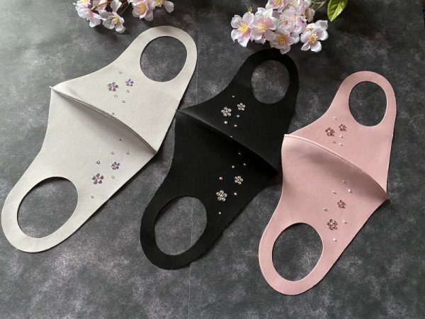 画像2: 花を散らしたデコマスク グレー ウレタン素材 (2)